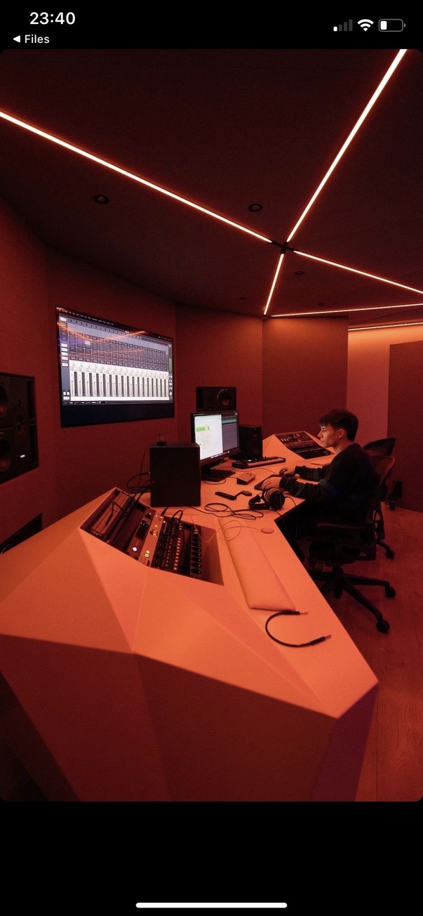 Simon / BSTMODUS in the studio
